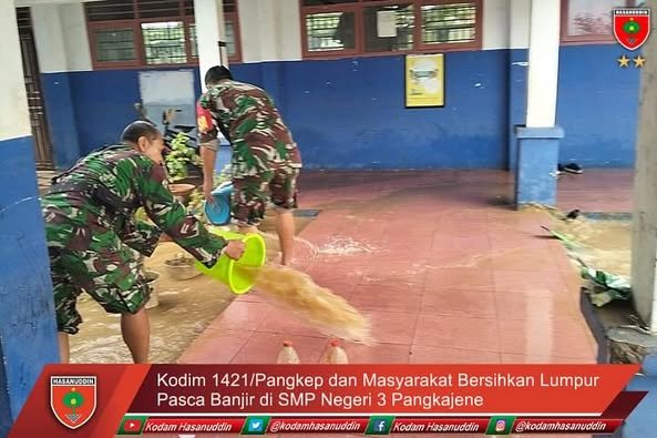 Kodim 1421/Pangkep dan Masyarakat Bersihkan Lumpur Pasca Banjir di SMP Negeri 3 Pangkajene