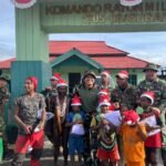 Satgaster Yonif 754 Kostrad Berbagi Kebahagiaan Natal di Sugapa