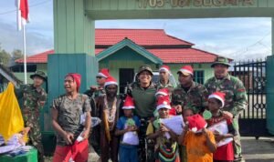 Satgaster Yonif 754 Kostrad Berbagi Kebahagiaan Natal di Sugapa