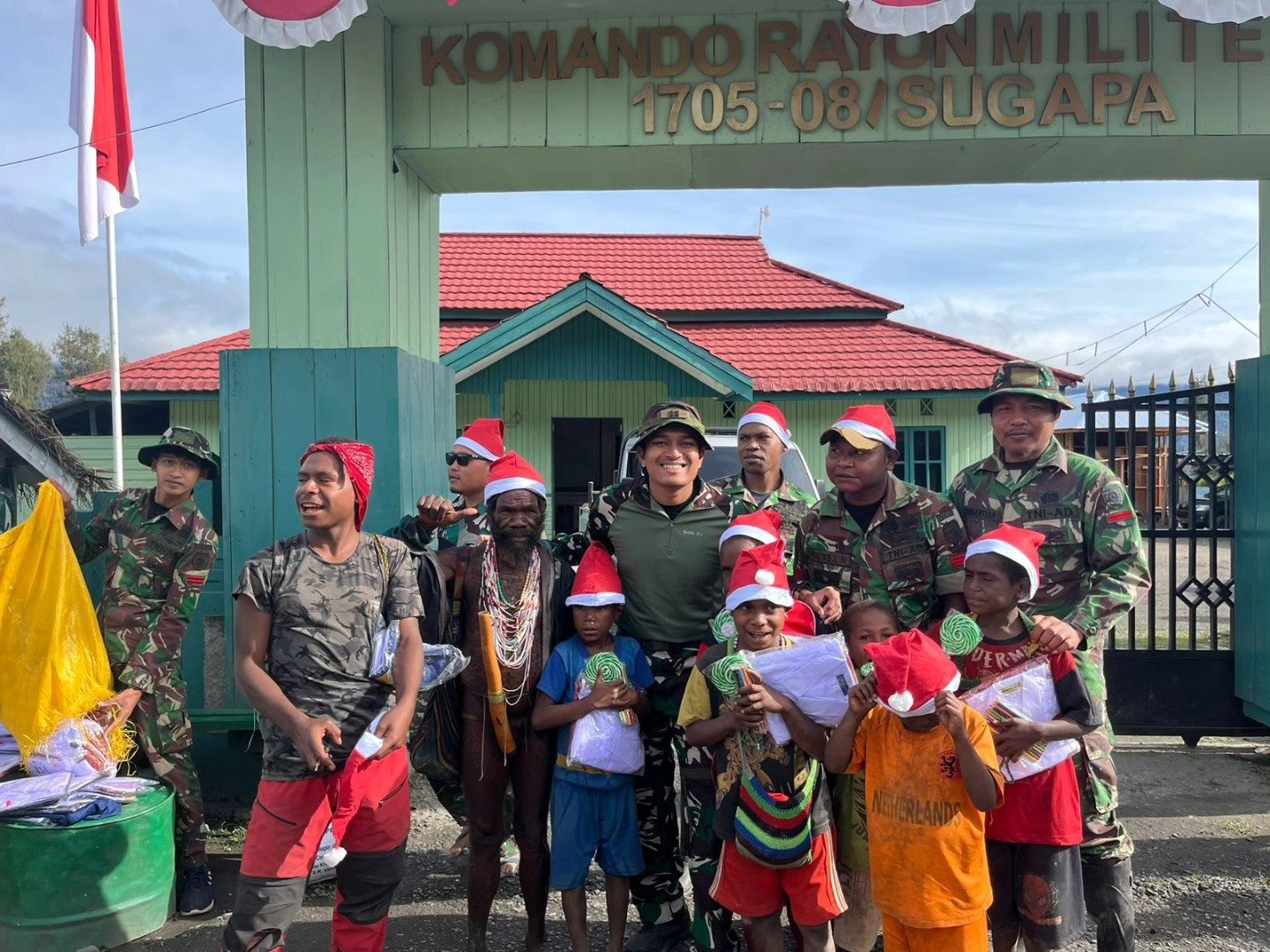 Satgaster Yonif 754 Kostrad Berbagi Kebahagiaan Natal di Sugapa