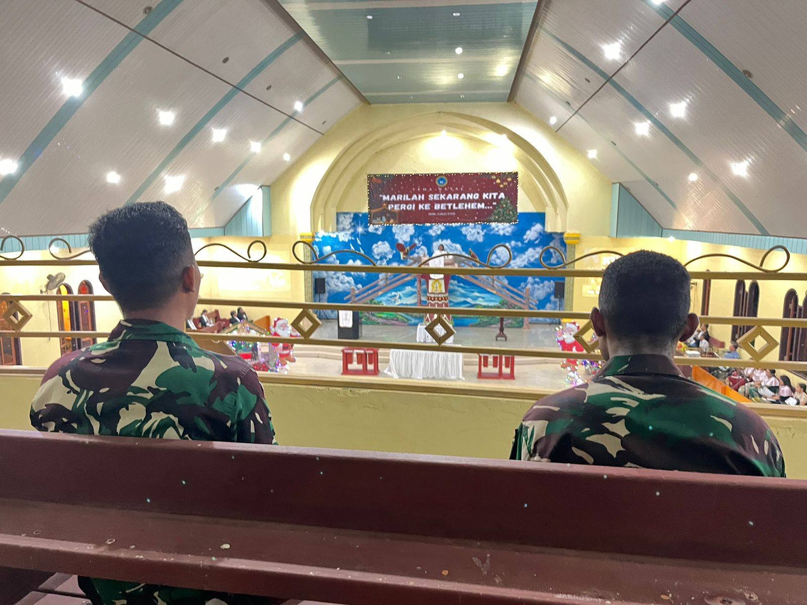 Damai Natal Satgas Yonif 144/JY Bagi-Bagi Kado dari Santa Claus dan Meriahkan Malam Kudus Bersama