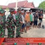Drainase Dipenuhi Lumpur Anggota Koramil 1402-04/Tinambung Ajak Warga Kerja Bakti