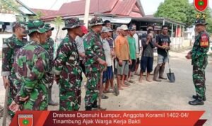 Drainase Dipenuhi Lumpur Anggota Koramil 1402-04/Tinambung Ajak Warga Kerja Bakti