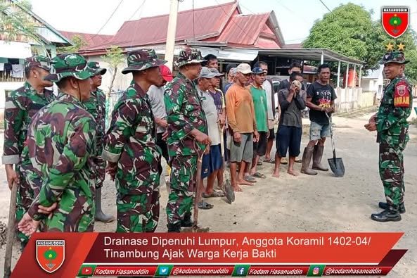 Drainase Dipenuhi Lumpur Anggota Koramil 1402-04/Tinambung Ajak Warga Kerja Bakti
