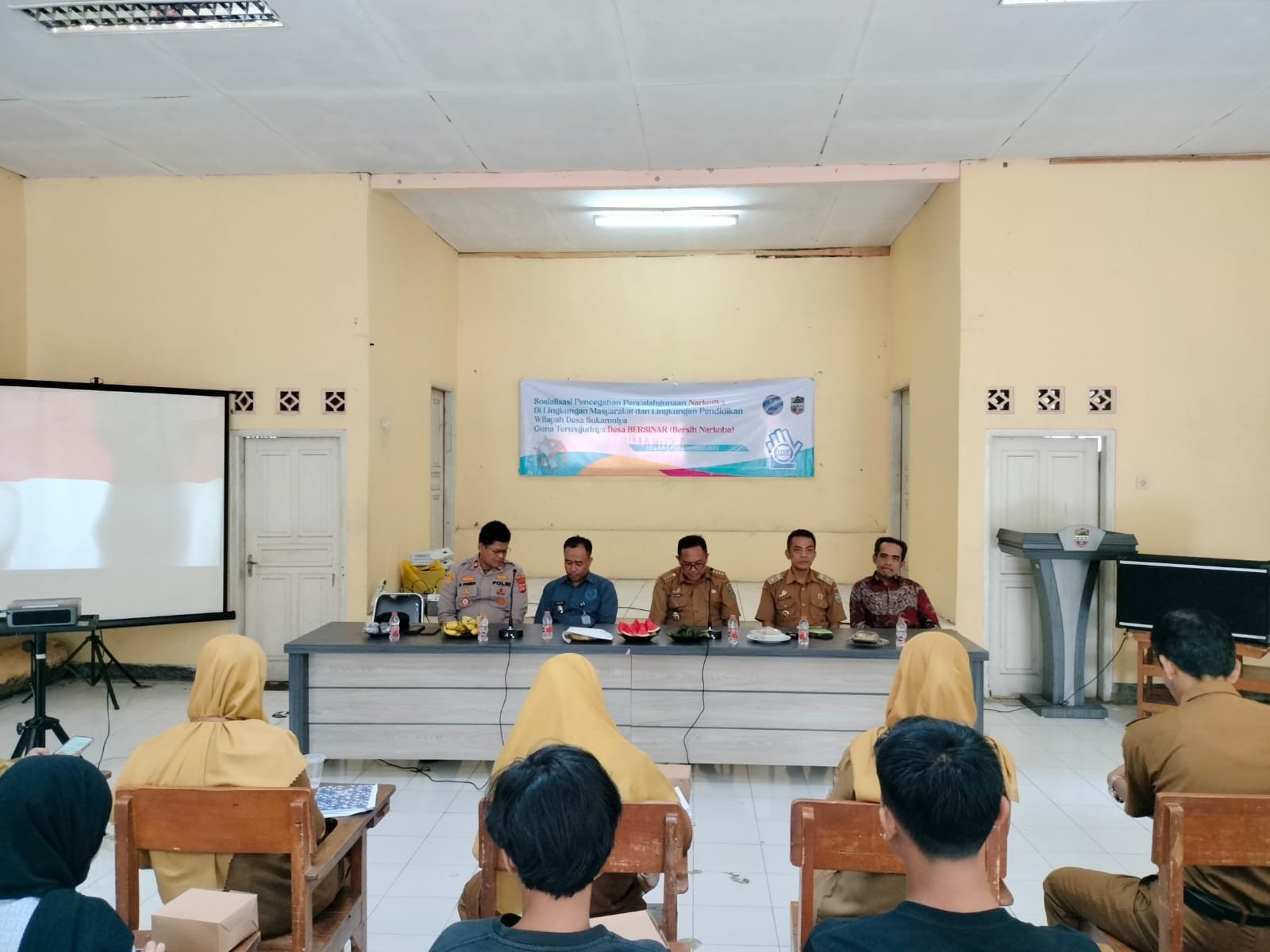 Polsek Cihaurbeuti Polres Ciamis Ikut dan Edukasi Bahaya Narkoba ke Warga Desa Sukamulya