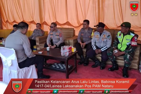 Pastikan Kelancaran Arus Lalu Lintas Babinsa Koramil 1417-04/Lainea Laksanakan Pos PAM Nataru