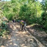 Kodim 0116/Nara Sigap Atasi Tanah Longsor, Beutong Ateuh Banggalang Berkolaborasi dengan Polres, BPBD dan Warga Bersihkan Jalan