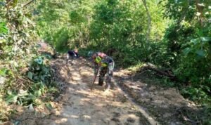 Kodim 0116/Nara Sigap Atasi Tanah Longsor, Beutong Ateuh Banggalang Berkolaborasi dengan Polres, BPBD dan Warga Bersihkan Jalan