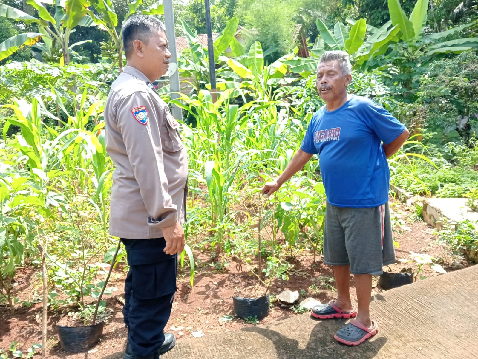 Dukung Program Asta Cita Presiden RI Polsek Sukadana Ajak Warga Ciparigi Buat Lahan Produktif