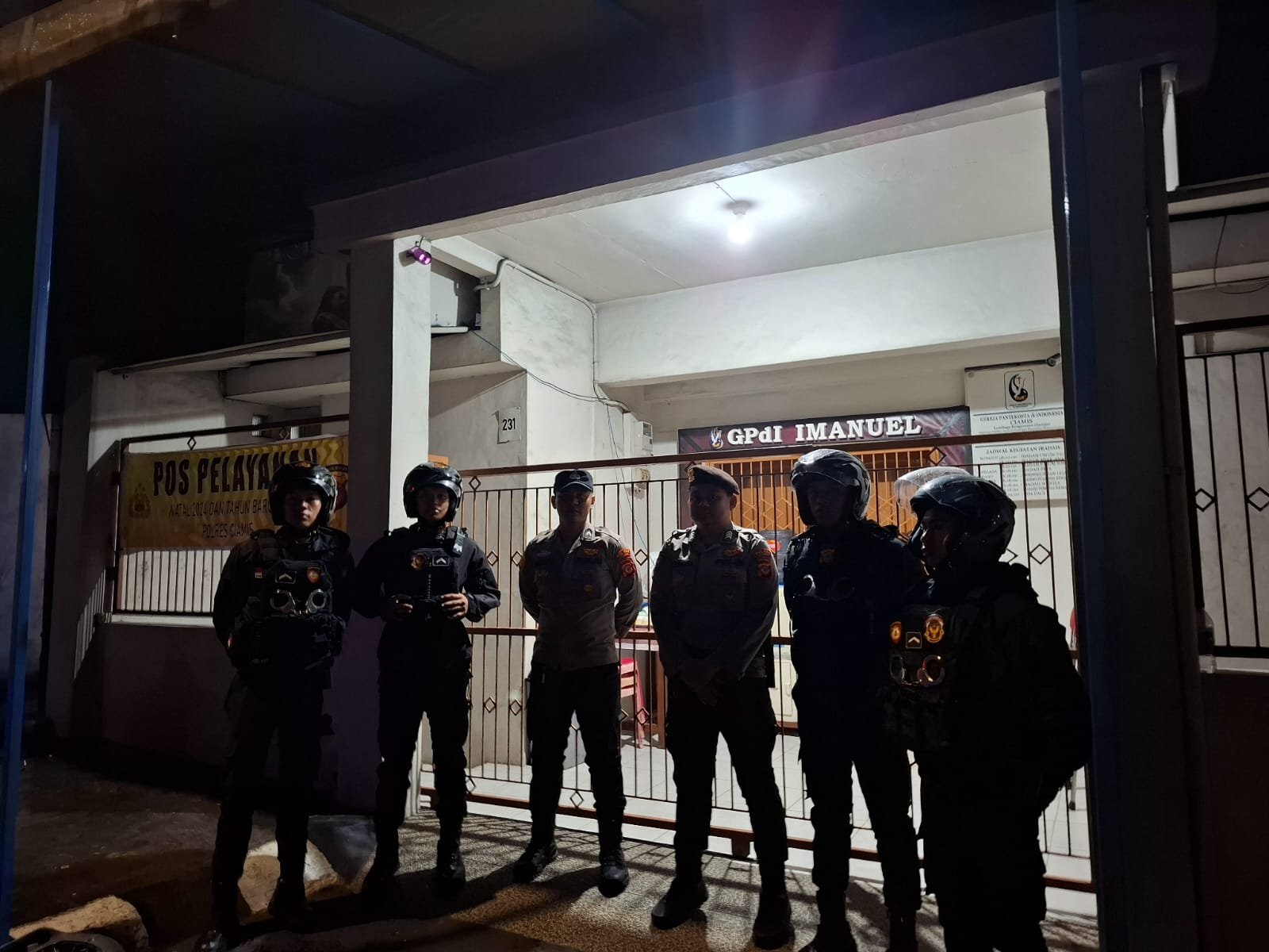 Pastikan Gereja Amam di Malam Natal Satgas Preventif Patroli Ops Lilin Lodaya 2024 ke GPdI Imanuel