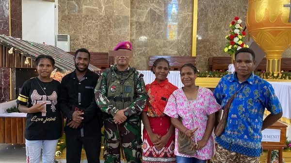 Rayakan Hari Natal Satgas Yonif 6 Marinir Hadiri Ibadah Natal di Kabupaten Yahukimo