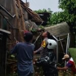 Personel Polsek Rajadesa Datangi TKP Pohon Tumbang Menimpa Rumah di Tanjungsari