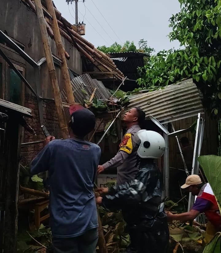 Personel Polsek Rajadesa Datangi TKP Pohon Tumbang Menimpa Rumah di Tanjungsari