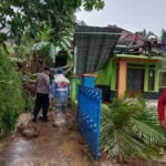 Personel Polsek Cikoneng Datangi TKP Atap Rumah Rusak Disapu Angin Kencang dan Hujan
