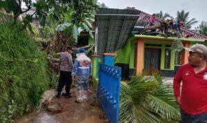 Personel Polsek Cikoneng Datangi TKP Atap Rumah Rusak Disapu Angin Kencang dan Hujan