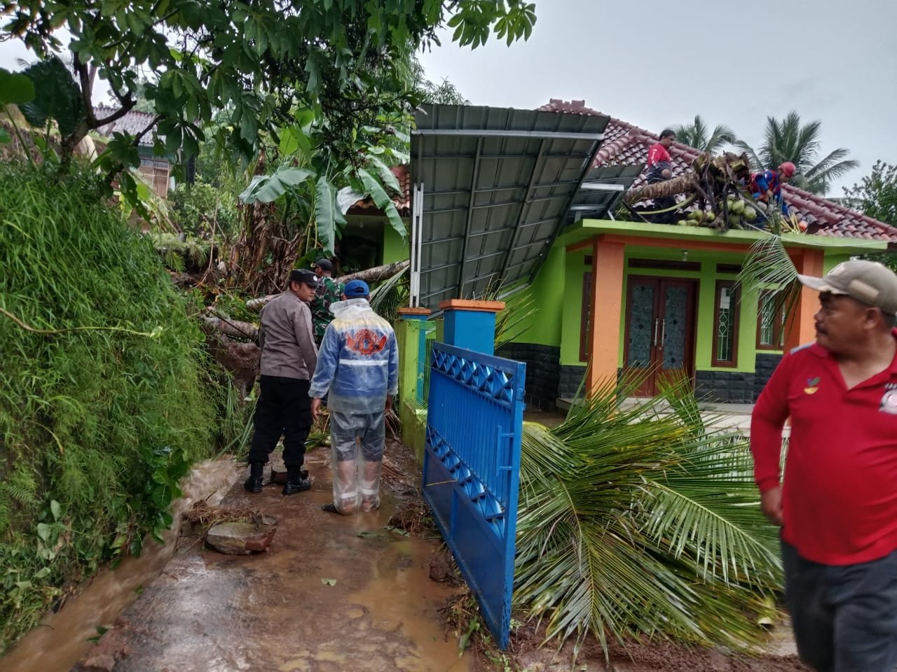 Personel Polsek Cikoneng Datangi TKP Atap Rumah Rusak Disapu Angin Kencang dan Hujan