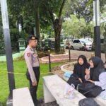 Dua Personel Samapta Polres Ciamis Patroli Jalan Kaki di Alun Alun Ciamis Beri Imbauan Kamtibmas