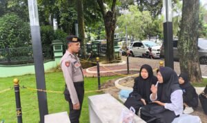 Dua Personel Samapta Polres Ciamis Patroli Jalan Kaki di Alun Alun Ciamis Beri Imbauan Kamtibmas