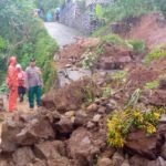 Personel Polsek Ciamis Datangi TKP Bencana Tanah Longsor dan Gotong Royong Bareng Warga