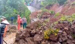 Personel Polsek Ciamis Datangi TKP Bencana Tanah Longsor dan Gotong Royong Bareng Warga