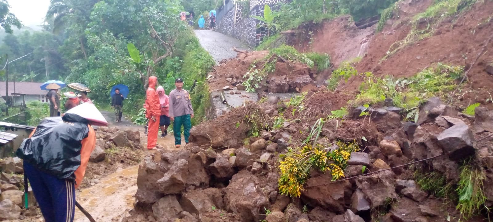 Personel Polsek Ciamis Datangi TKP Bencana Tanah Longsor dan Gotong Royong Bareng Warga