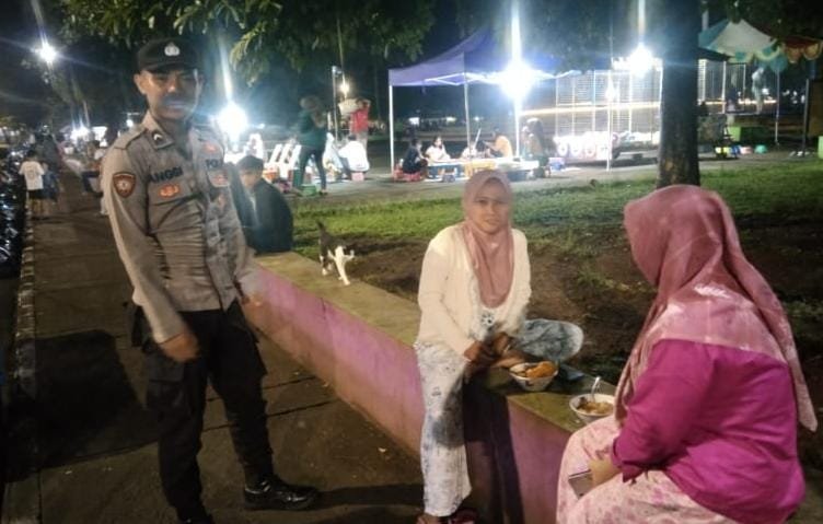 Petugas Pospam Kawali Polres Ciamis Ops Lilin Lodaya 2024 Patroli di Taman Surawisesa