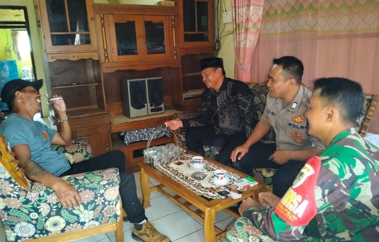 Soliditas TNI-Polri Polsek dan Koramil Panjalu Cooling System ke Warga di Desa Cibeureum