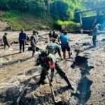 Antisipasi Bencana TNI dan Masyarakat Gotong Royong Normalisasi Bendungan Rempek