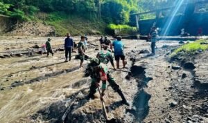 Antisipasi Bencana TNI dan Masyarakat Gotong Royong Normalisasi Bendungan Rempek