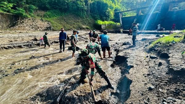 Antisipasi Bencana TNI dan Masyarakat Gotong Royong Normalisasi Bendungan Rempek