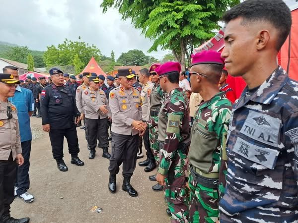 Di Posko Pengungsi Konga, Satgas Yonmarhanlan VII Kupang ,Terima Kunjungan Kapolda Nusa Tenggara Timur dan Bansos Ketua DJA 2