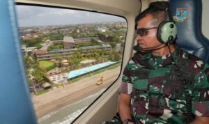 Pangdam IX/Udayana Bersama Kapolda Pantau Situasi dari Udara