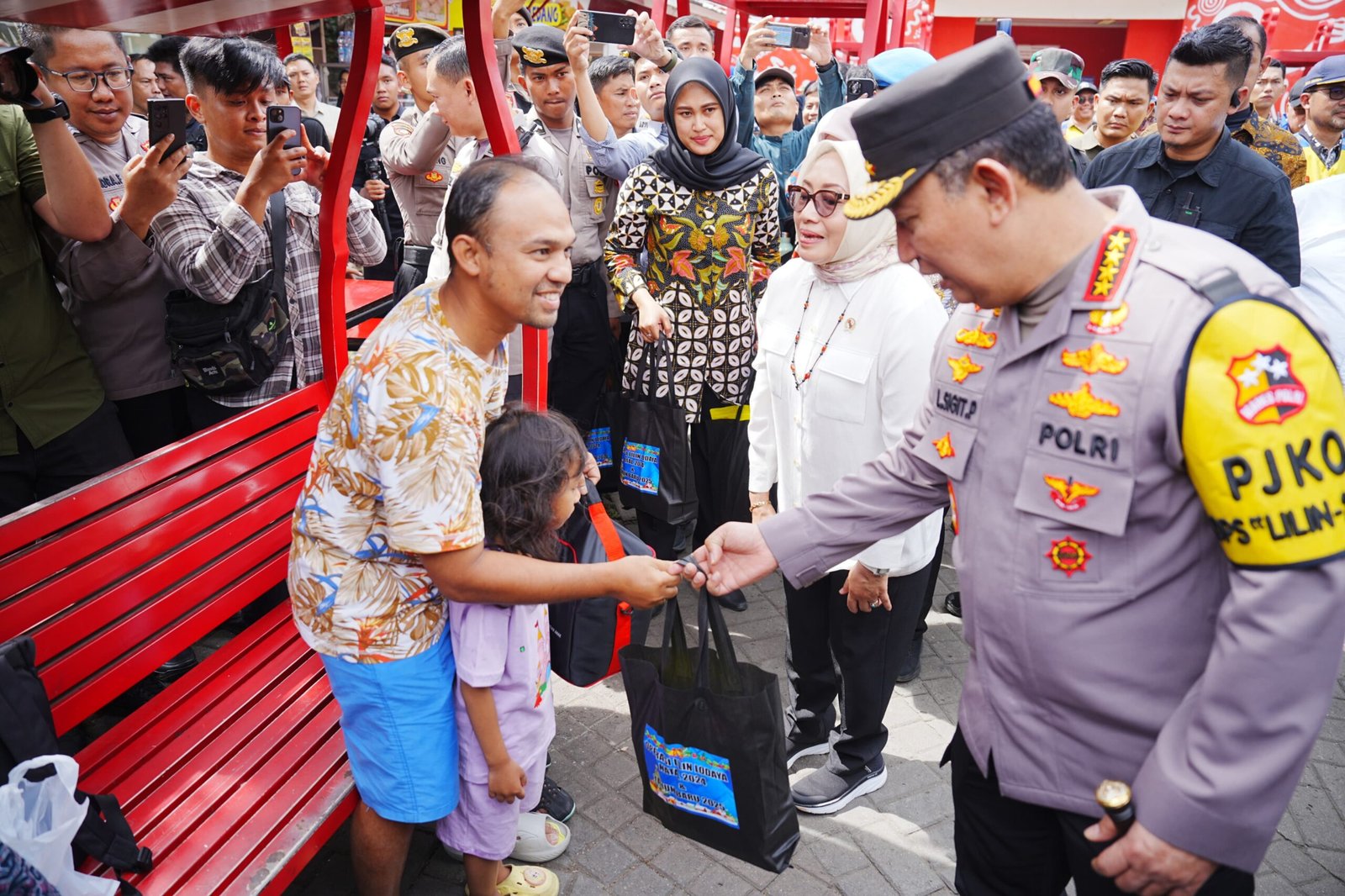 Kapolri Lakukan Peninjauan Kesiapan Operasi Lilin 2024 di KM 57 Karawang