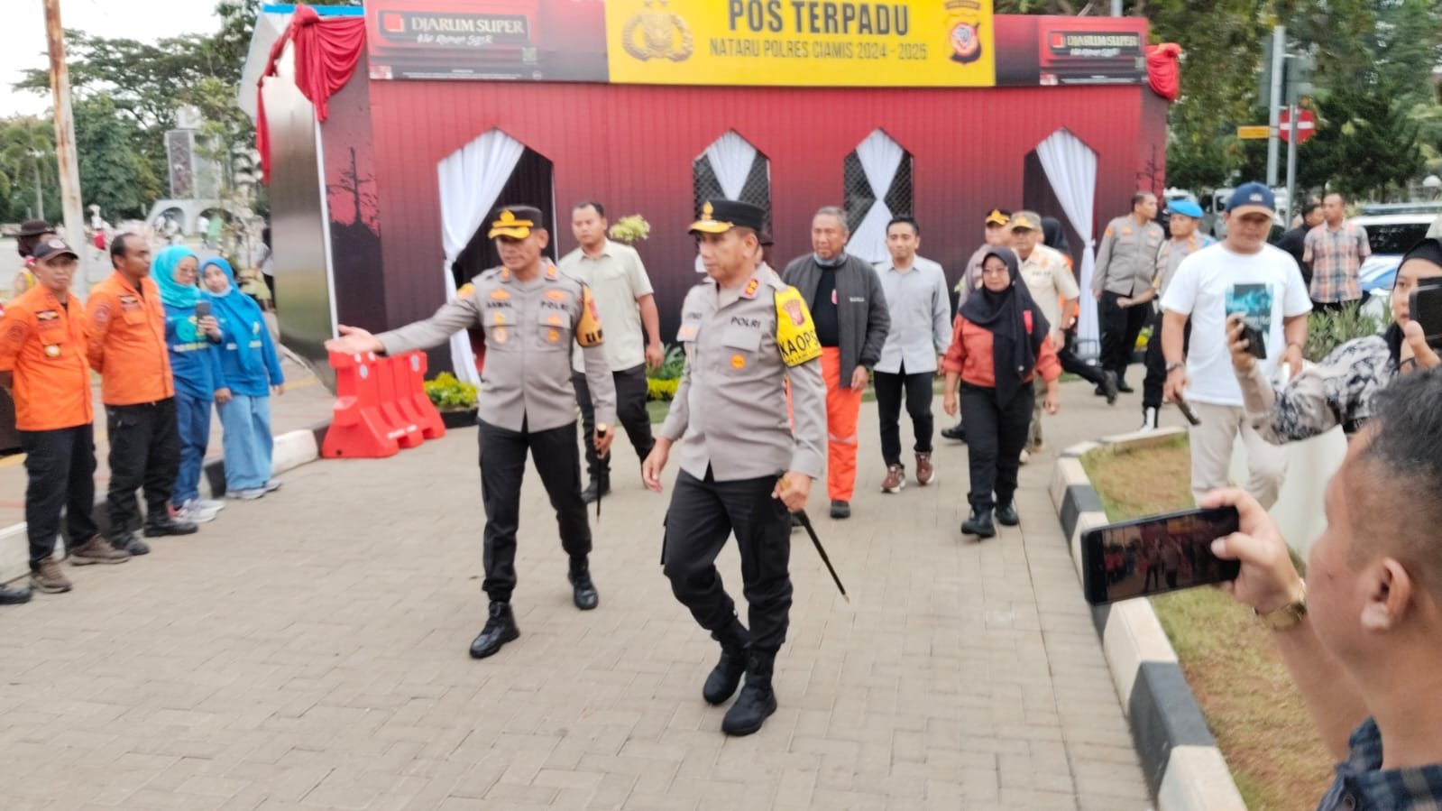 Kapolda Jabar Tinjau Pos Pam Terpadu Ops Lilin Lodaya 2024 di Alun-Alun Ciamis