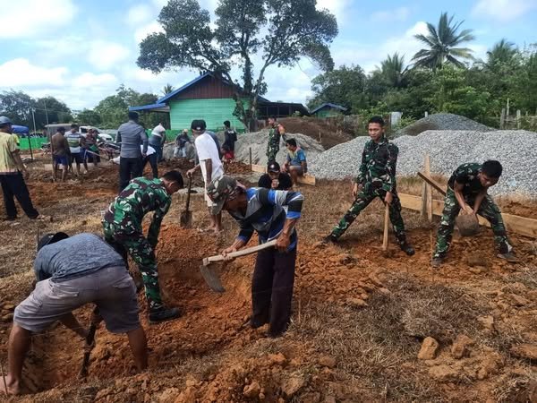 KARYA BAKTI SATGAS YONIF 144/JY DENGAN WARGA MANDEKMAN WUJUDKAN SOLIDARITAS TNI DIPERBATASAN