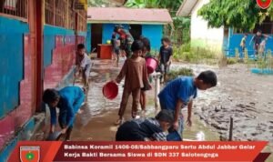 Babinsa Koramil 1406-08/Sabbangparu Sertu Abdul Jabbar Gelar Kerja Bakti Bersama Siswa di SDN 337 Salotengnga