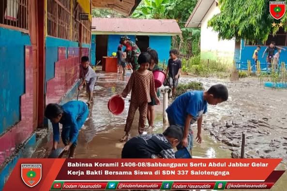 Babinsa Koramil 1406-08/Sabbangparu Sertu Abdul Jabbar Gelar Kerja Bakti Bersama Siswa di SDN 337 Salotengnga