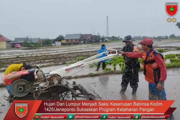 Hujan Dan Lumpur Menjadi Saksi Keseriusan Babinsa Kodim 1425/Jeneponto Sukseskan Program Ketahanan Pangan