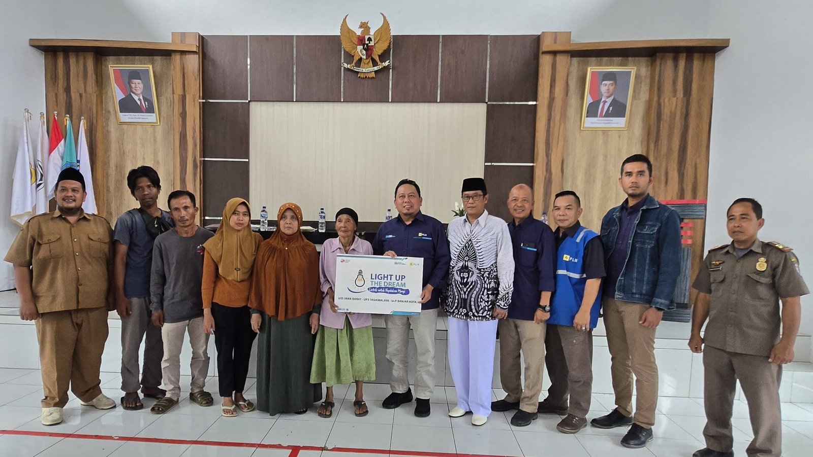 ambut Natal dan Tahun Baru, PLN UP3 Tasikmalaya Terangi Desa Karyamukti Melalui Program Listrik Gratis "Light Up The Dream”