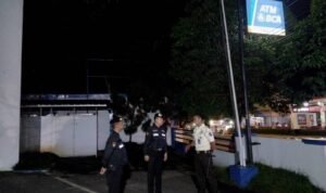 Anggota Samapta Polres Ciamis Koorkom dan Patroli Kamribmas ke Perbankan di Malam Hari