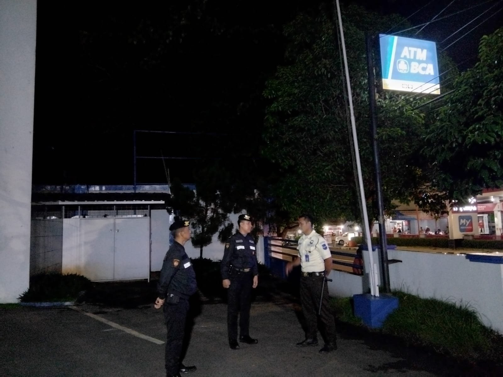 Anggota Samapta Polres Ciamis Koorkom dan Patroli Kamribmas ke Perbankan di Malam Hari