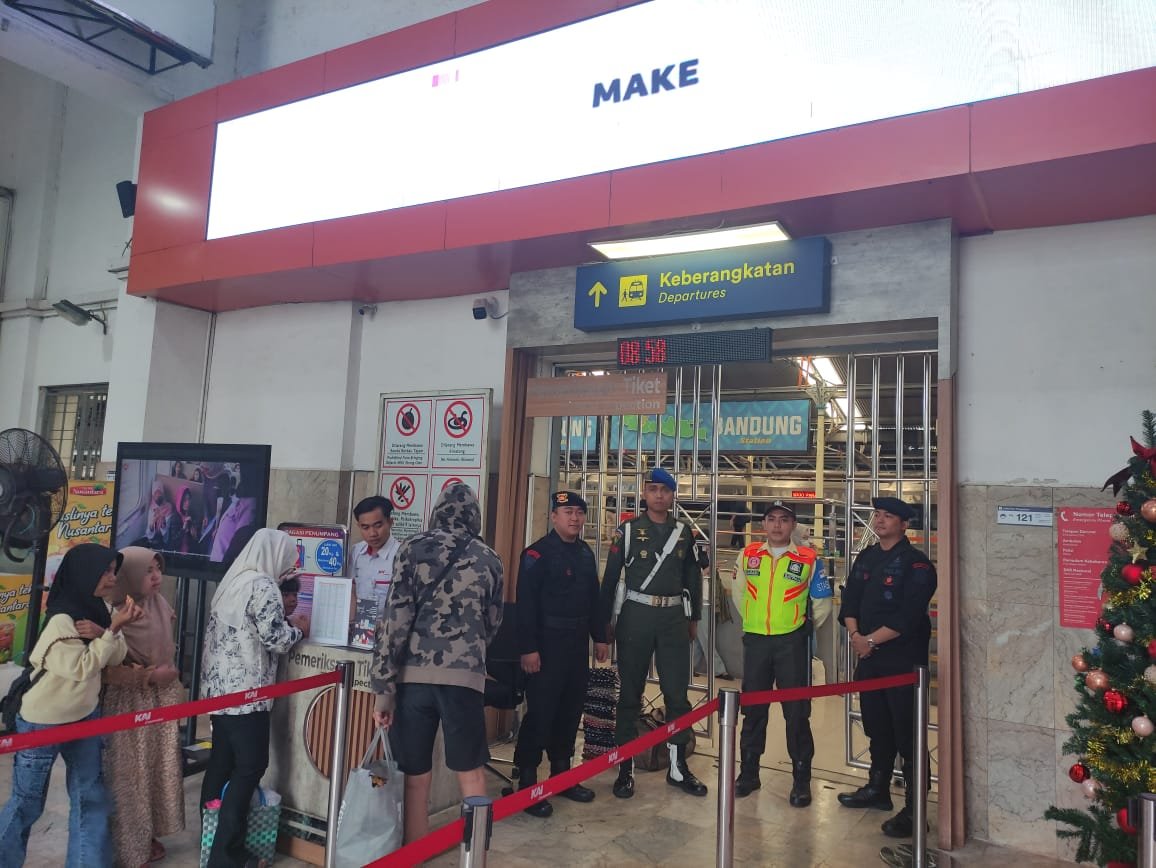 Pastikan Keamanan Di Stasiun Bandung Tetap Kondusif, Sat Brimob Polda Jabar Gencarkan Patroli