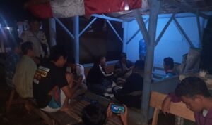 Humanis Polsek Cipaku Polres Ciamis Patroli Dialogis ke Pemukiman Warga Saat Malam Hari