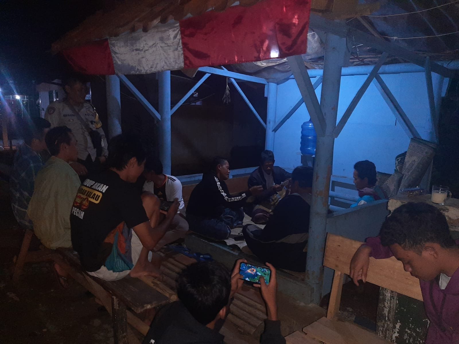 Humanis Polsek Cipaku Polres Ciamis Patroli Dialogis ke Pemukiman Warga Saat Malam Hari