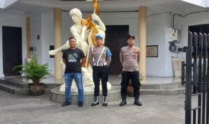 Tiga Personel Polres Ciamis Siagakan Personel di Gereja Katolik Santo Yohanes Pembabtis Ciamis