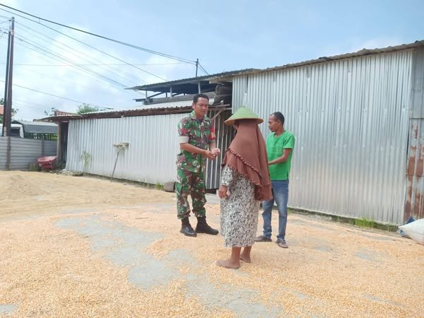 Babinsa Koramil 11/Jati Komsos Dengan Warga Desa Binaan