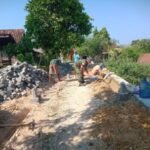 Tumbuhkan Semangat Gotong Royong Babinsa Bantu Pasang Paving Block