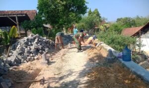 Tumbuhkan Semangat Gotong Royong Babinsa Bantu Pasang Paving Block