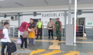 Jelang Libur Nataru Babinsa Koramil 09/Randublatung Pantau Stasiun Kereta Api