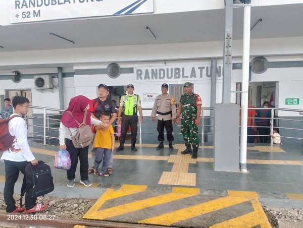 Jelang Libur Nataru Babinsa Koramil 09/Randublatung Pantau Stasiun Kereta Api